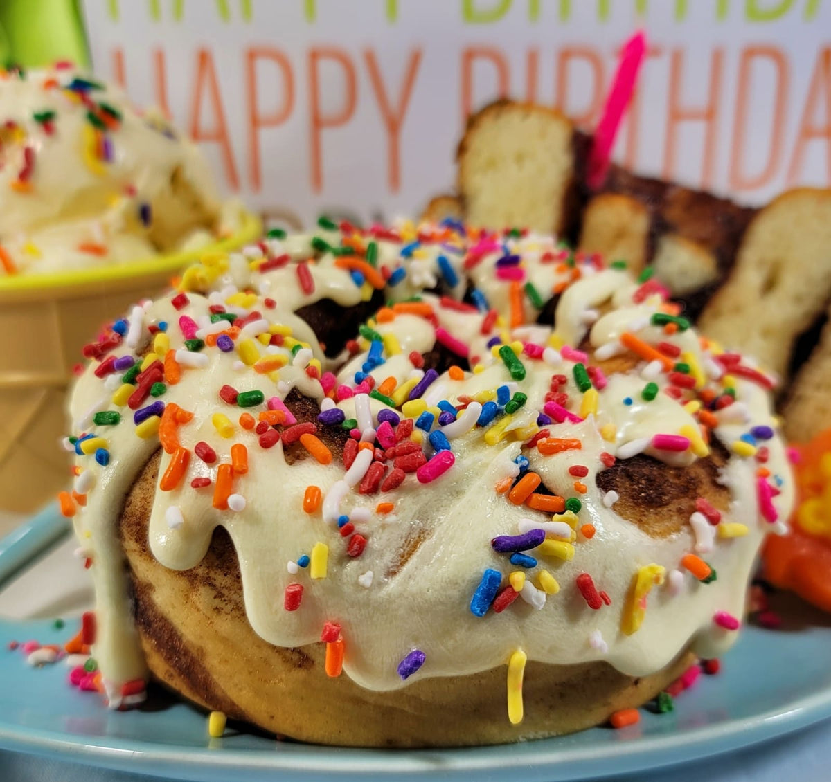 CINNAMOM Cinnamon Roll - 6oz - Birthday Cake