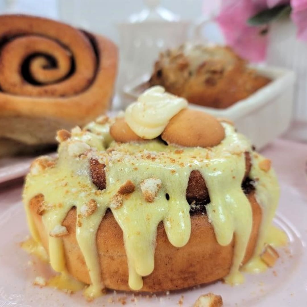 CINNAMOM Cinnamon Roll - 12oz Jumbo - Banana Pudding