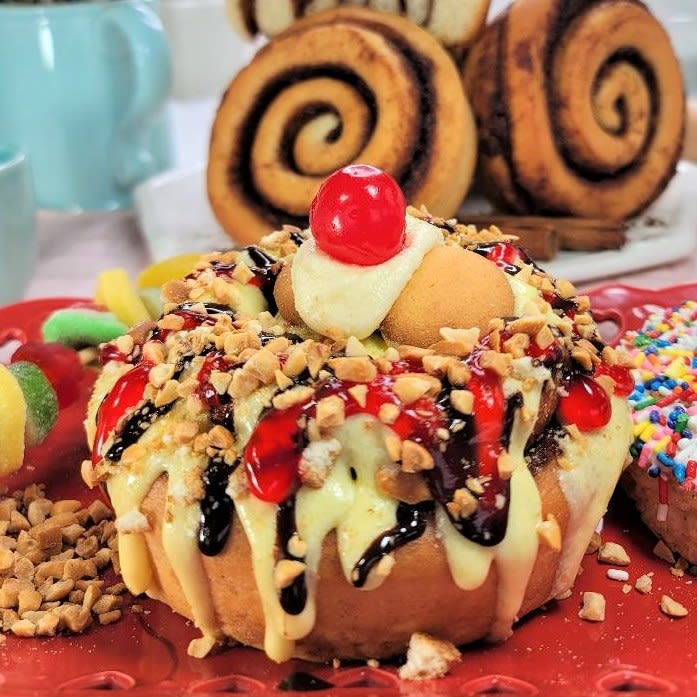 CINNAMOM Cinnamon Roll - 12oz Jumbo - Banana Split