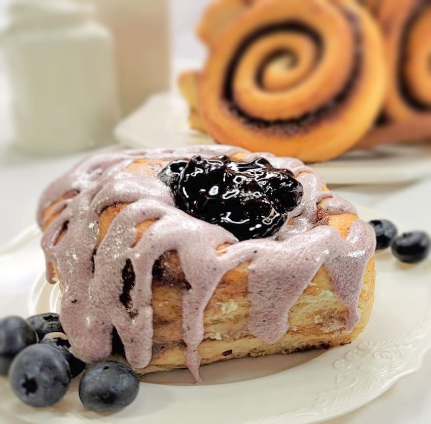 CINNAMOM Cinnamon Roll - 12oz Jumbo - Blueberry Cobbler