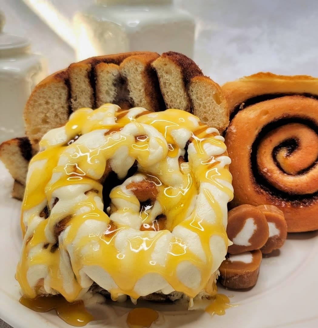 CINNAMOM Cinnamon Roll - 12oz Jumbo - Caramel Cream