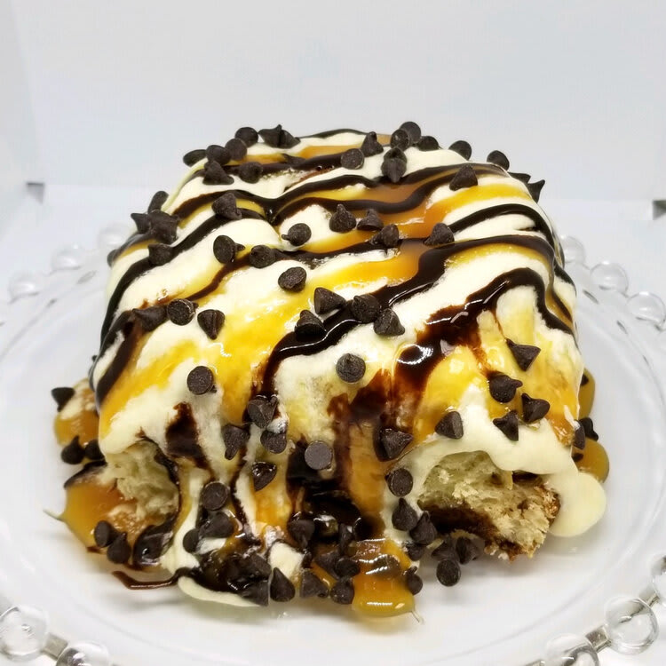 CINNAMOM Cinnamon Roll - 12oz Jumbo - Chocolate Caramel