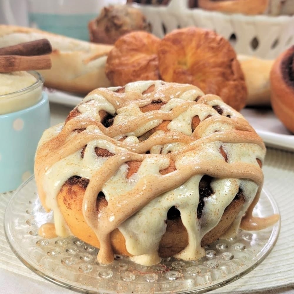CINNAMOM Cinnamon Roll - 12oz Jumbo - Cinnamon Buttercream