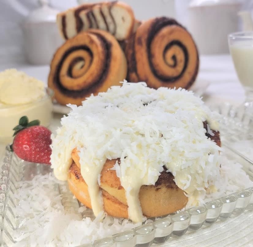 CINNAMOM Cinnamon Roll - 12oz Jumbo - Coconut Cream