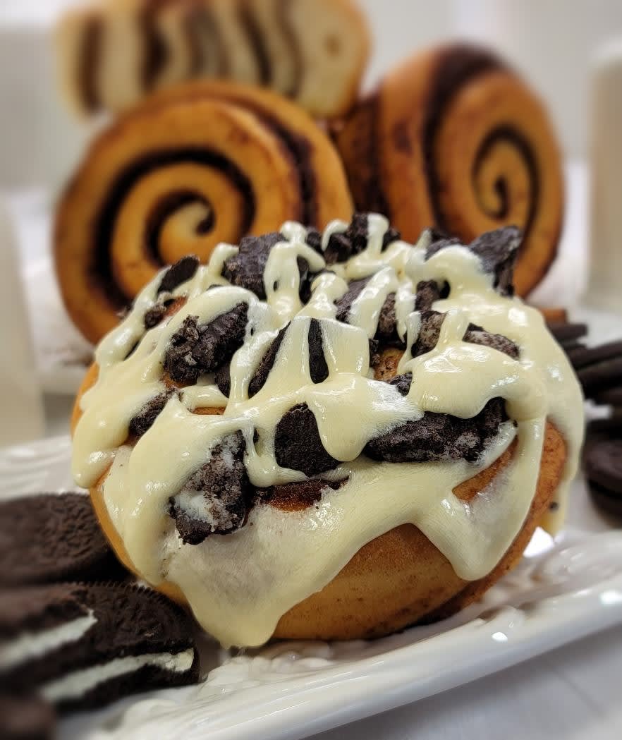 CINNAMOM Cinnamon Roll - 12oz Jumbo - Cookies 'N Cream