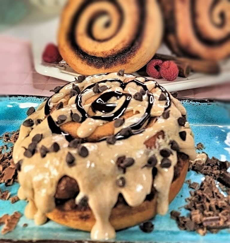 CINNAMOM Cinnamon Roll - 12oz Jumbo - Mocha Latte