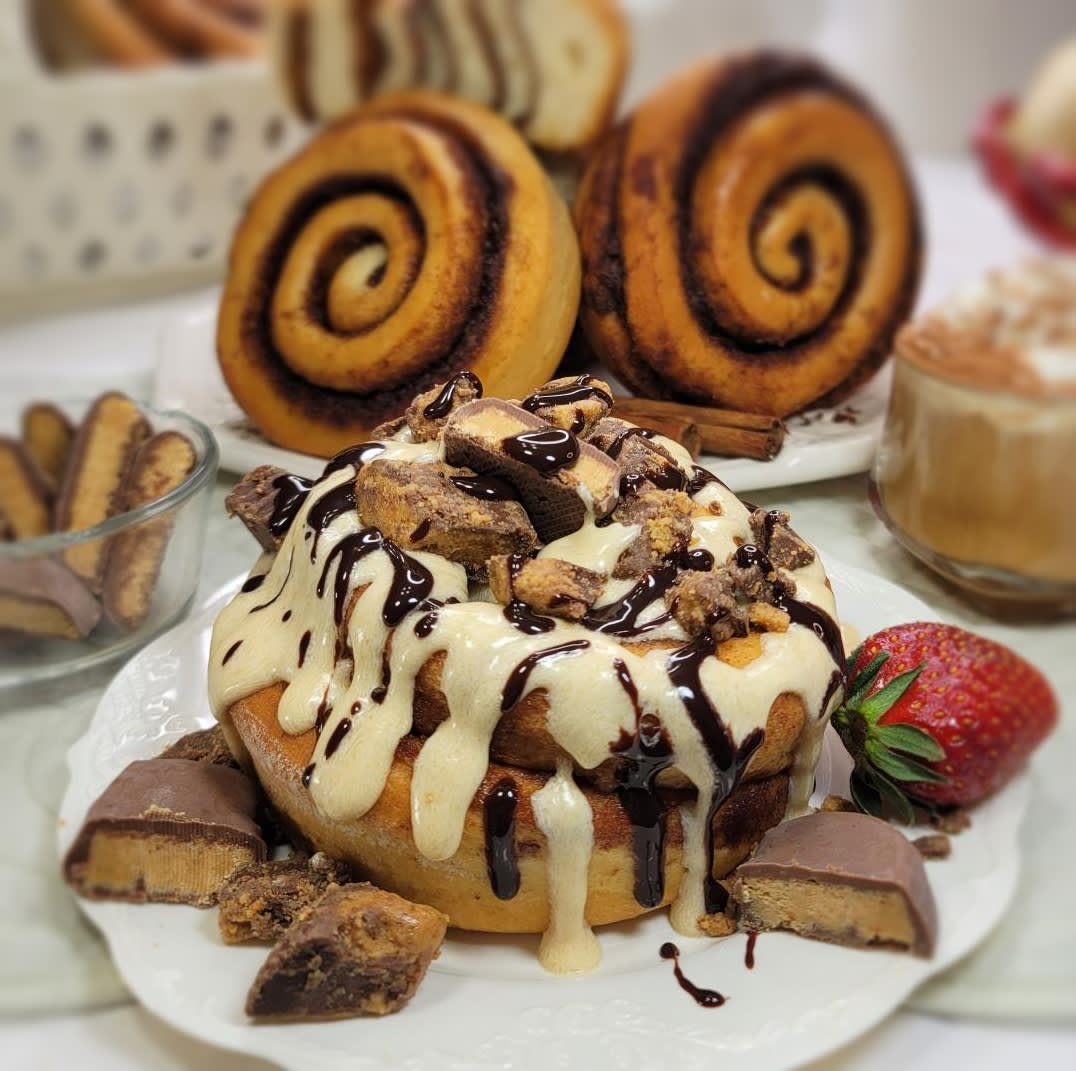 CINNAMOM Cinnamon Roll - 12oz Jumbo - Peanut Butter Cup