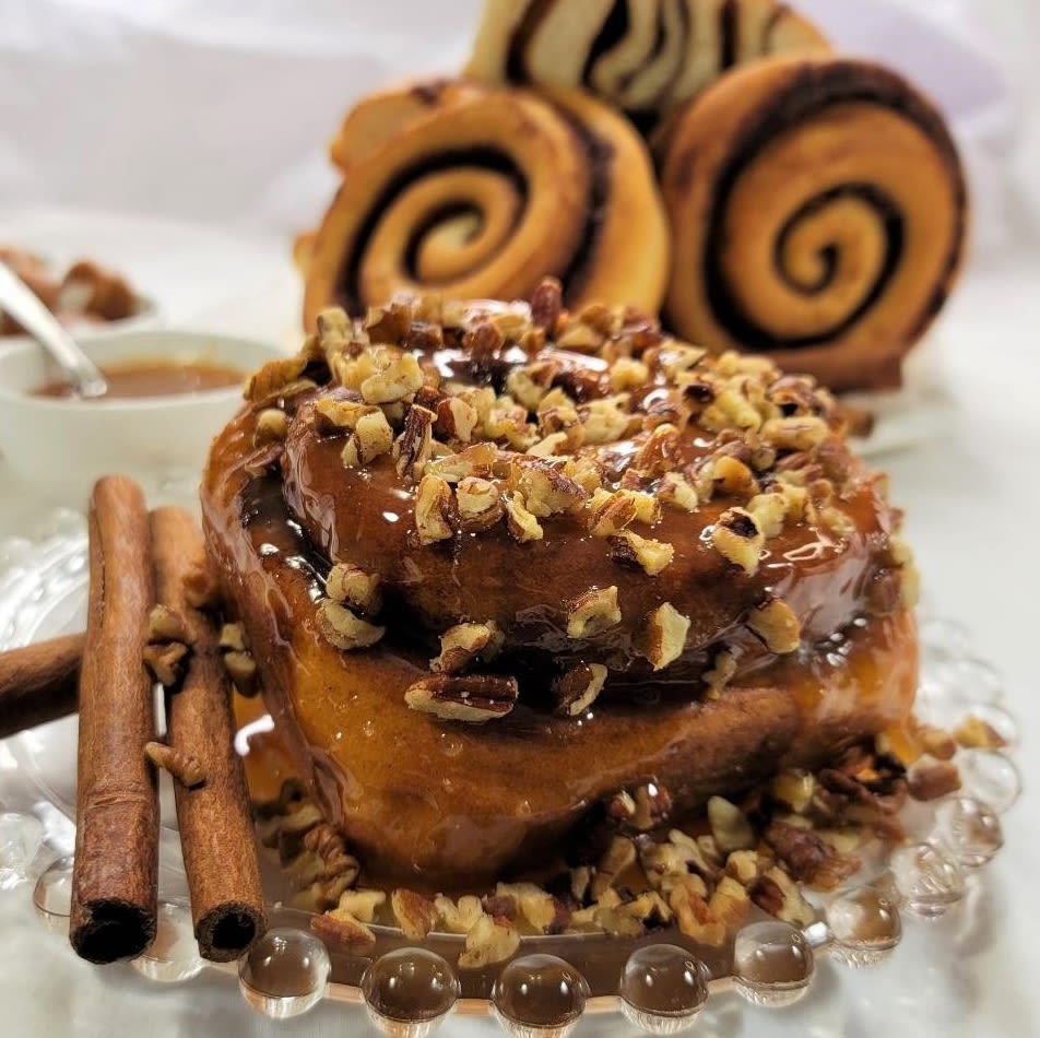 CINNAMOM Cinnamon Roll - 12oz Jumbo - Pecan Caramel Sticky