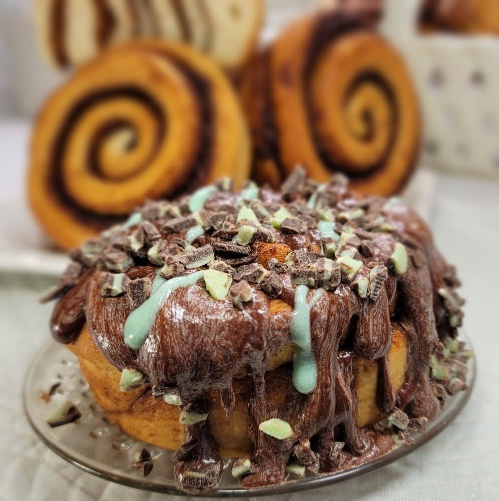 CINNAMOM Cinnamon Roll - 12oz Jumbo - St. Paddy's Andes Mint