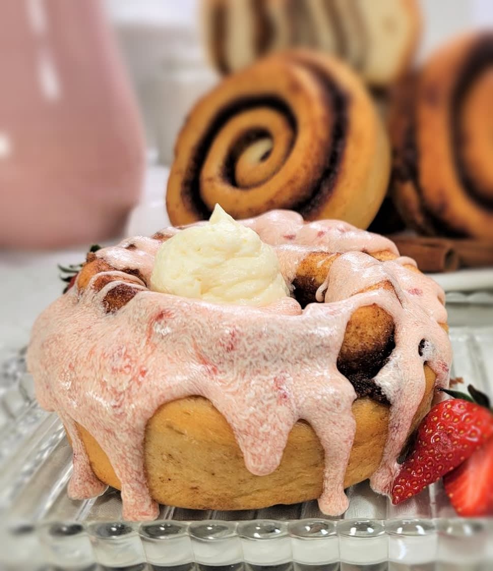 CINNAMOM Cinnamon Roll - 12oz Jumbo - Strawberries and Cream