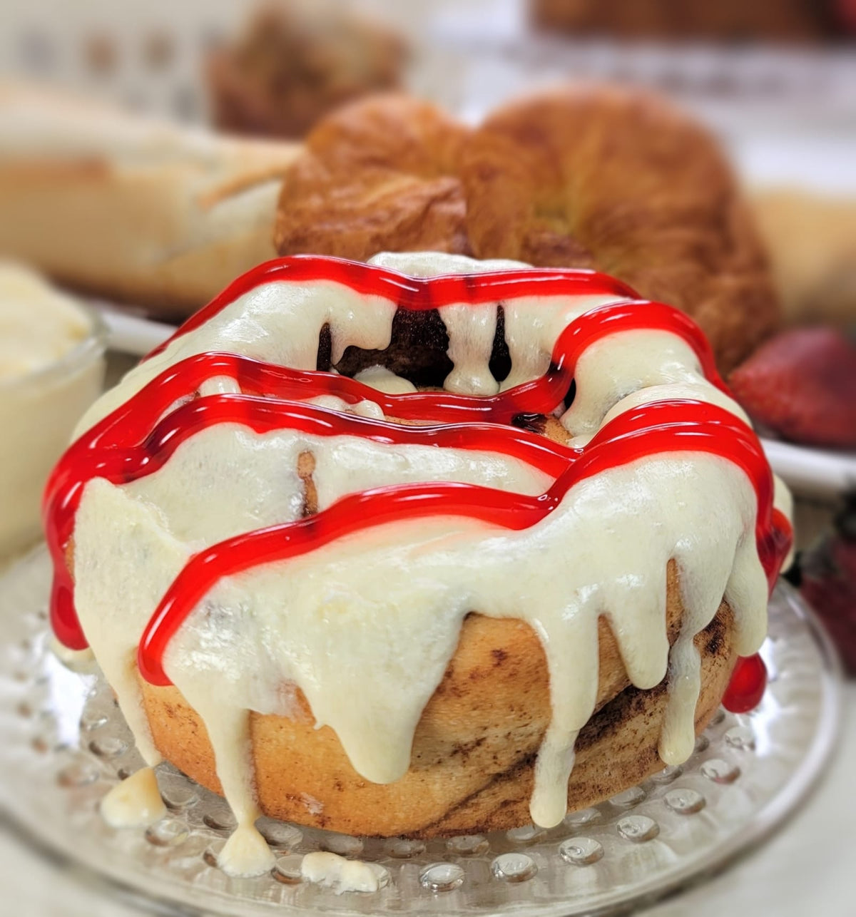 CINNAMOM Cinnamon Roll - 12oz Jumbo - Strawberry Cheesecake