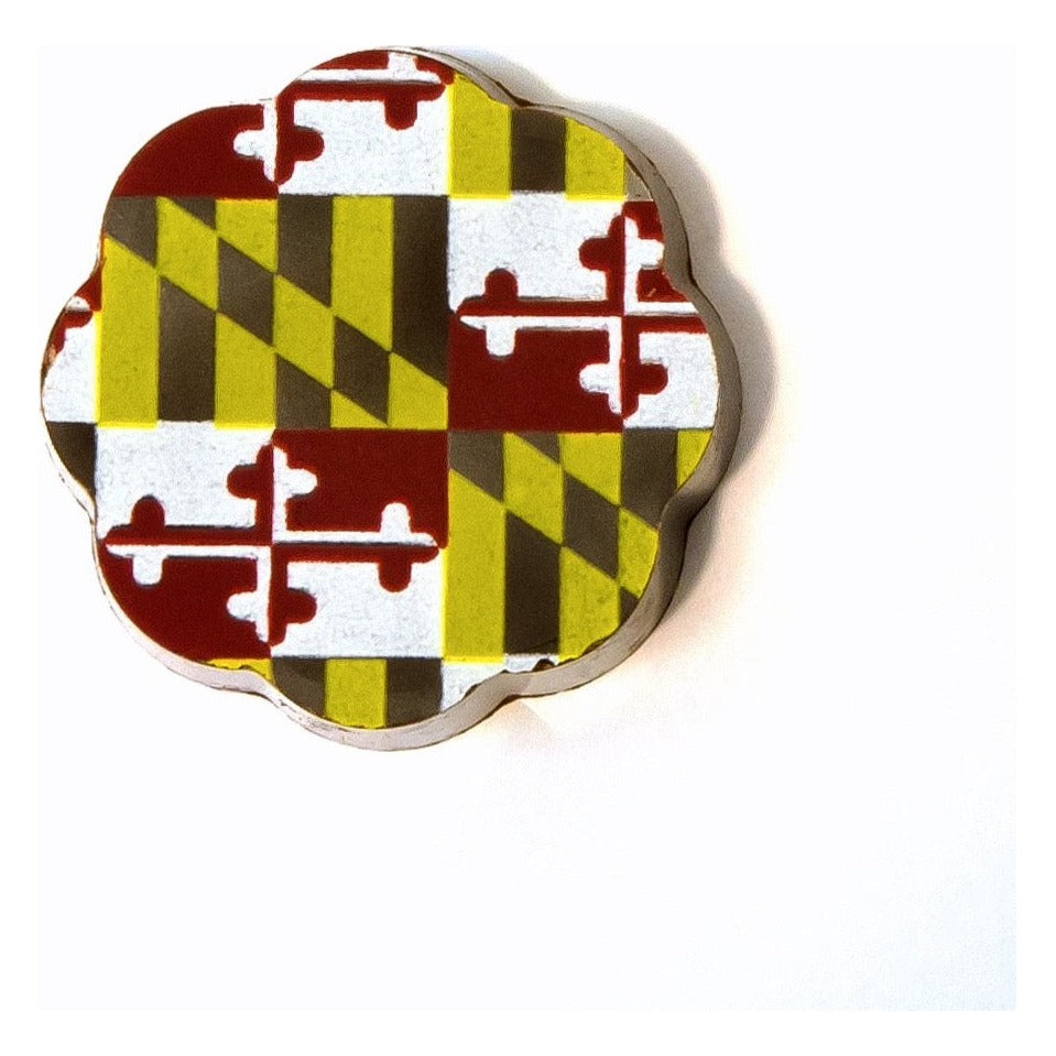 Close-up of the Chouquette Maryland flag chocolate caramel piece