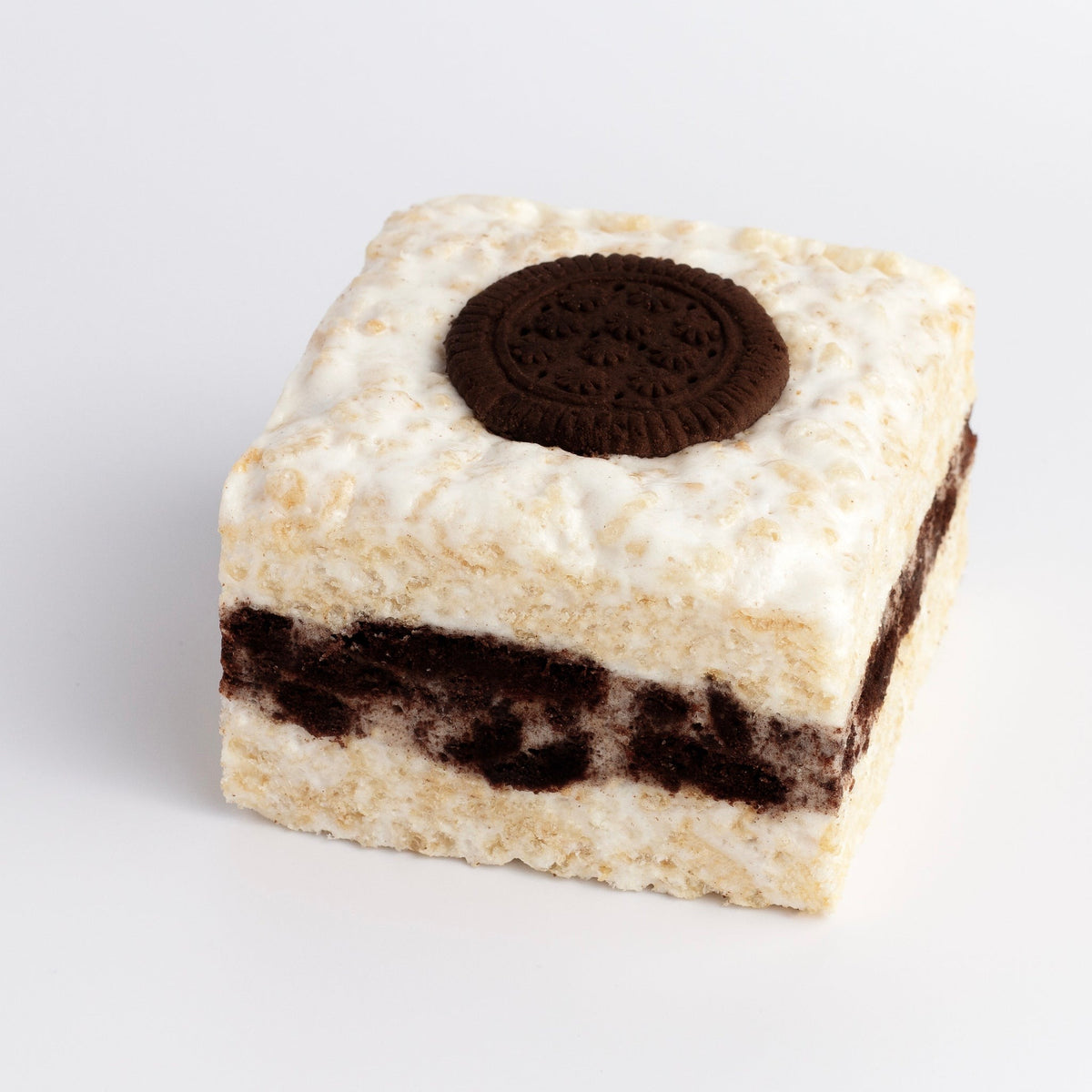 The Crispery Cookies & Cream Crispycake: marshmallow crispy rice square with a whole chocolate sandwich cookie on top and a band of cookie pieces through the middle