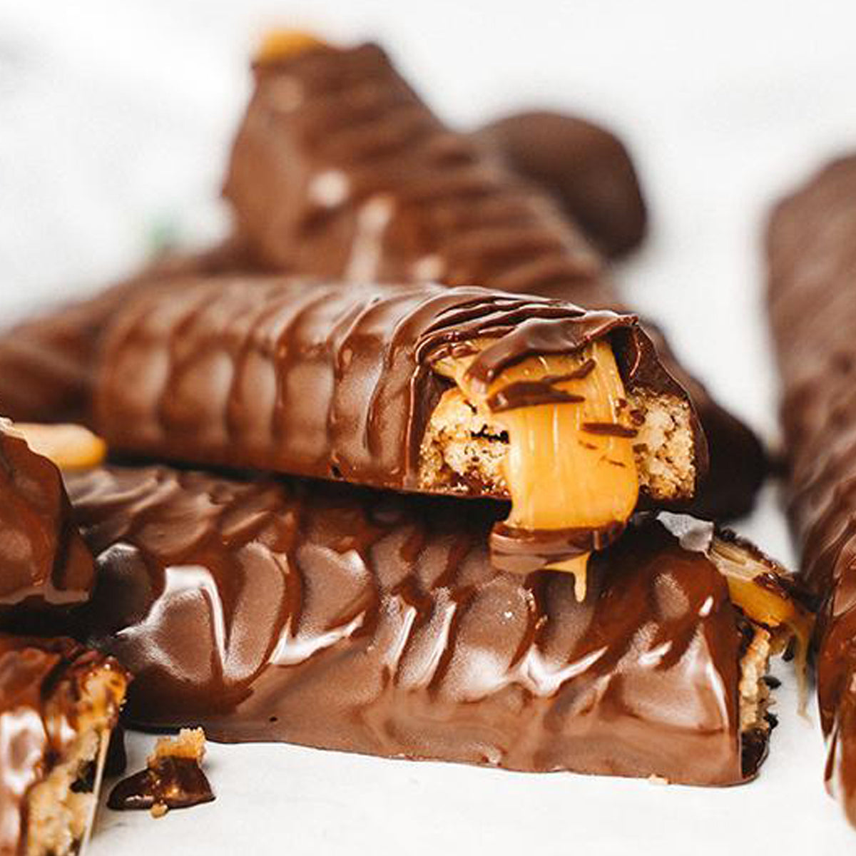 Barras de galleta de chocolate con leche y caramelo